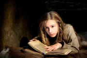 Die junge Johanna (Lotte Flack) liest und lernt heimlich.