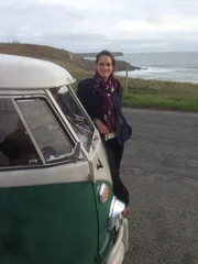 Die britische Anthropologin Mary-Ann Ochota will herausfinden, was die Briten wirklich von den Deutschen halten. Mit einem 1966er VW-Bus namens "Grace" zieht sie los auf eine Entdeckungsreise durch Großbritannien.
