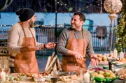 Adnan Maral (links) und Ali Güngörmüs haben Spaß beim Kochen.
