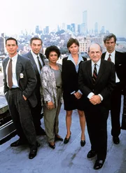 v.li. Det. Rey Curtis (Benjamin Bratt), Det. Lennie Briscoe (Jerry Orbach), Lt. Anita Van Buren (S. Epatha Merkerson), Asst. D.A. Jamie Ross (Carey Lowell), D.A. Adam Schiff (Steven Hill) und Asst. D.A. Jack McCoy (Sam Waterston)