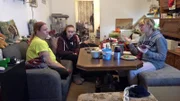 Bei Tino und Sandra (li) ist es schwierig, einen Schlafplatz für alle Gäste zu finden..