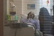 Niko (Owen McDonnell, l.); Eve Polastri (Sandra Oh, r.)