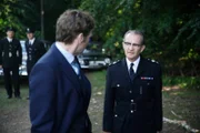 Inspektor Morse (Shaun Evans, l.) ruft in Eigeninitiative die gesamte Einheit herbei und muss diese Anordnung vor seinem Vorgesetzten, dem Chief Superintendent Reginald Bright (Anton Lesser, r.) gut begründen können. Wird der Chief Superintendant ihm glauben und seinem Verdacht nachgehen?