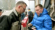 Trödelprofi Otto Schulte (re.) mit Michael am Hausflohmarkt