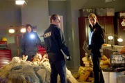 Dr. Robbins (Robert David Hall, r.) stellt sich dem mexikanischen Gerichtsmediziner Dr. Tadeo Blanco (Julio Oscar Mechoso) vor, der zunächst alles andere als begeistert ist, dass ihm ein Amerikaner ins Handwerk pfuschen will.