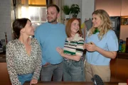 Toni (Olivia Marei, 2.v.r.) hat keine Zweifel an Eriks (Patrick Heinrich) Gefühlen für sie. Links Lilly (Iris Mareike Steen), rechts Alicia (Josefin Bressel)