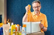 Um sich vor der UV-Strahlung der Sonne zu schützen, greifen viele Menschen zur Sonnencreme. Allerdings gelangen, trotz der Angabe "wasserfest", etwa 14.000 Tonnen Sonnencreme in die Meere, was erhebliche Folgen hat! Was können wir tun, um sowohl unsere Haut als auch die Umwelt zu schützen? „Wissen vor acht - Erde“ liefert die Antworten.