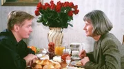 Jutta (Claudia Loerding re.) ist blind vor Liebe und fällt auf Dieters (Horst Kotterba) Avancen herein. Er erzählt ihr von seinen vermeindlichen finanziellen Nöten und Jutta verspricht ihm daraufhin, ihn finanziell zu unterstützen.