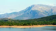 Die kroatische Landschaft besticht durch azurblaues Wasser und beeindruckende Gebirgsformationen.