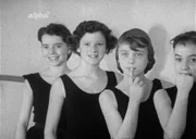 Ein Tag im Ballett der Bayerischen Staatsoper 1955 - Große Erwartung bei den Mädchen: Wer darf mitmachen beim Ballett "Taubenflug?".