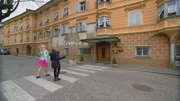 Nach einem fünfwöchigen Urlaub in Brixen möchte eine Unternehmensberaterin aus Santa Barbara mit ihrer Tochter für immer in Italien leben. In Brixen sucht sie nach einem Haus mit historischem Charme in ländlicher Lage, doch ihre Tochter ist da anderer Meinung. Es soll ein modernes Haus in der Stadt sein, damit sie leichter Anschluss finden kann.