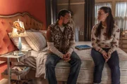 Ray Vera (Felix Solis, l.); Maggie Vera (Sarah Jeffery, r.)