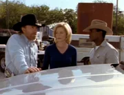 Walker (Chuck Norris, li.), Alex (Sheree J. Wilson) und Trivette (Clarence Gilyard) kommt die ganze Stadt etwas seltsam vor. Alle Leute gehen ihnen aus dem Weg oder greifen sie an...