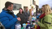 Andi Bierschock (li.) und alle Beteiligten hoffen, daß auf dem Flohmarkt viel Geld zusammenkommt..