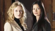 Jordan (Jill Hennessy, r.) und Devan (Jennifer Finnigan) werden Zeugen einer Tragödie: Ein Schüler stirbt bei einer brutalen Drogenrazzia.