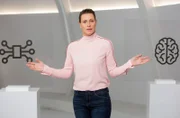 Australische Forscher haben menschliche Neuronen auf einer Halbleiterplatte angebracht und sie das Videospiel "Pong" lernen lassen. Überraschenderweise lernten die menschlichen Gehirnzellen das Spiel in fünf Minuten, während eine KI auf Mikrochip-Basis über eine Stunde brauchte. Warum die menschlichen Nervenzellen besser waren und was das für die Entwicklung neuer KI-Systeme bedeutet, erklärt Anja Reschke in „Wissen vor acht – Zukunft“.