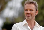 ARD AFRIKA IM HERZEN, Regie Peter Sämann, Stefan (Timothy Peach) verfolgt in Afrika krumme Geschäfte.