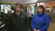 Gerhard ist Schrauber aus Leidenschaft und sammelt Unmengen an Kfz-Zubehör. Ganz zum Leidwesen seiner Frau Miriam und den Kindern..