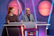 Entertainerin Enie van de Meiklokjes und Comedien Bodo Bach stellen sich als Rateteam den Fragen von Gastgeber Florian Weber im Wissensquiz „Meister des Alltags“. Der Gewinn wird einem guten Zweck gespendet.