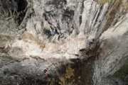 Esther Baum und Manuel Gratzer beim Klettern während ServusTV's „Bergwelten: Das Gasteinertal - Von Bergen beschützt, vom Wasser geleitet" in Gasteinertal, Pongau, Salzburg, Österreich.