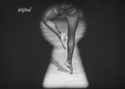 Ein Tag im Ballett der Bayerischen Staatsoper 1955: Mit den Füßen fängt es an - ein Blick durchs Schlüsselloch des Probenraums.