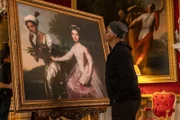 Samuel L. Jackson ergründet wirtschaftliche Motive des transatlantischen Sklavenhandels anhand historischer Gemälde.