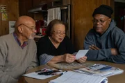 US-Schauspieler Samuel L. Jackson (r.) sieht sich mit seinem Cousin Arthur (l.) und seiner Cousine Hilda (M.) ihren Stammbaum an.