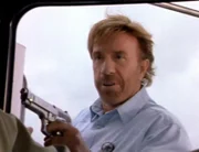 Ein Drogenkurier flieht mit seinem LKW. Walker (Chuck Norris) zwingt ihn nach einer halsbrecherischen Aktion anzuhalten...