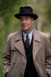 Atticus Pünd (Tim McMullan)