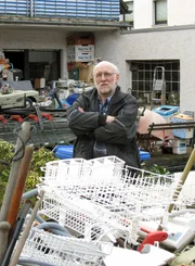 Dieter (54) hat den Familiengarten in einen privaten Schrottplatz verwandelt. Seit über zehn Jahren schleppt der Elektro-Händler Schrott, Kabel und Trödel an und stellt den Kram im 600 m² großen Garten ab...