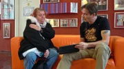 Carmen möchte sich tätowieren lassen und hat ein Beratungsgespräch mit Rick