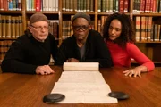 Von links: Simcha Jacobovici, Samuel L. Jackson und Afua Hirsch suchen in Archiven nach Spuren des transatlantischen Sklavenhandels.
