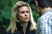 Nadja Fänger (Leslie Malton) möchte von dem Hausmeister Peter Stiller (Roman Knizka) in Ruhe gelassen werden.