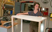 Meike Göbel baut einen Küchenschrank zusammen.