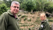 Großeinsatz im Wolfsgehege: Die fünf jungen Wölfe aus Slowenien, die seit ein paar Tagen neu im Zoo sind, dürfen endlich in die große Außenanlage zur Eingewöhnung. So ein Vorhaben ist immer riskant, denn niemand weiß, wie sich die Neulinge im noch fremden Revier verhalten werden.