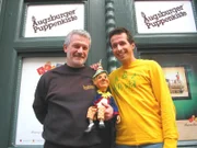 Willi (rechts) traf Klaus Marschall, der in 3. Generation das Marionettentheater leitet.