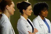 Kümmern sich um den an MS erkrankten Musiker Kyle Diaz: Penelope (Samantha Sloyan, l.), Amelia (Caterina Scorsone, M.) und Stephanie (Jerrika Hinton, r.) ...