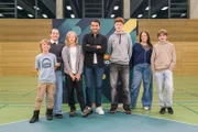 Warum sollten wir für den Klimaschutz auf Dinge verzichten und warum nicht? Titus, Mia, Levy, Sherif Rizkallah, Johann, Sofia und Manfred (von links nach rechts) diskutieren darüber.