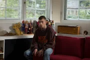 Der 15-jährige Sam (Valentin Oppermann) ist zur Freude seines Therapeuten Tom wieder in die Praxis gekommen.