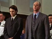 Malcolm Field (Michael Gaston, re.) vertritt seinen Sohn Joey (Christopher Denham, li.) vor Gericht...
