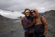 Svenja (l.) und Sebastian (r.) haben einen Teil ihres großen Abenteuers geschafft. Vanlife ist für sie zur Lebenseinstellung geworden - so lange sie diesen Traum nur irgendwie finanzieren können.