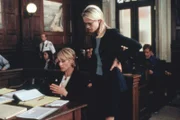 Anwältin Alexandra Cabot (Stephanie March, r.) liefert ihrer Chefin Elizabeth Donnelly (Judith Light) Beweismaterial. Reicht es, um den Angeklagten vorzuladen?