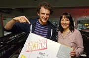 Julian gemeinsam mit Paket-Expertin Andrea beim BAUR Versand in Altenkunstadt.