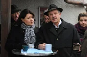 Bei den Lansingern sitzt der Schock immer noch tief. Von links: Monika Vogl (Christine Reimer) und Bürgermeister Schattenhofer (Werner Rom).