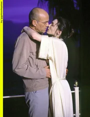 Bischof Jo (Heiner Lauterbach) und Miriam (Julia Stemberger) .