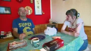 Die immer noch arbeitslose Carola (38) ist frisch verliebt in Lothar (63) und schon direkt bei ihm eingezogen