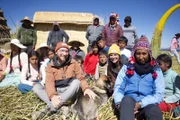 Sebastian und Svenja treffen sich mit Mitgliedern der Uro. Es ist ein indigenes Volk, das auf schwimmenden Inseln aus Schilfrohr auf dem Titicacasee lebt.