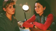 Mona (Anja Beatrice Kaul li.) erzählt Jule (Anke Rähm) davon, dass sie den Bauunternehmer Dieter Windisch auf Jutta angesetzt hat, um an einen Teil ihres Lottogewinn zu gelangen.