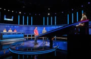 ARD GEFRAGT - GEJAGT FOLGE 859, "Alexander Bommes präsentiert beliebtes Quizformat", am Montag (02.06.25) um 18:00 Uhr im ERSTEN. Moderator Alexander Bommes (2.v.r.) mit den Kandidat:innen: Christine Koch-Hallas (l.), Thomas Sauer (2.v.l.) Miriam Niklasch (3.v.l.), Tobias Goebels (3.v.r.) Sowie dem Jäger Sebastian Klussmann (r.).