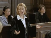 Zwischen zwei Stühlen? Staatsanwältin Glaser (Britta Schmeling) weiss nicht mehr wem sie glauben soll, als plötzlich Alicia Brandau (Geno Lechner, re.) das Alibi von Shin Lai Horn (Christie Noza) in Frage stellt.